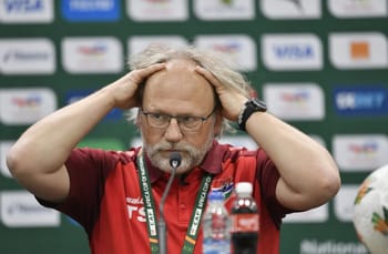 Tom Saintfiet, entraîneur, en conférence de presse, expression stressée.