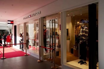 Magasin Tommy Hilfiger en Algérie avec mannequins et clients.