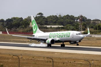 Avion Transavia en train d'atterrir sur une piste d'aéroport.