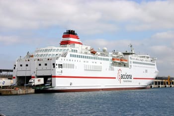 Ferry Transmediterránea prêt à partir vers l'Algérie.
