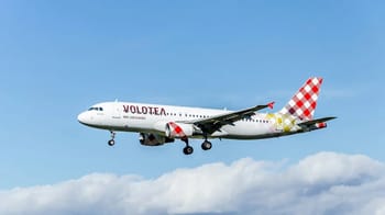 Avion Volotea en vol dans un ciel bleu clair.