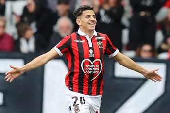 Youcef Atal joueur algérien en maillot de football lors d'un match.