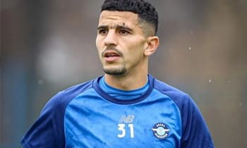 Youcef Atal en entraînement avec l'Adana Demirspor, portant le maillot bleu.