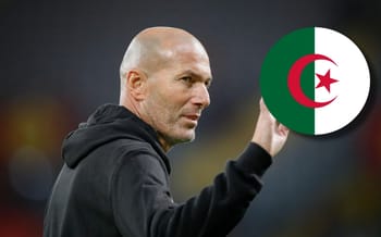 Zidane tenant le drapeau algérien lors d'un match ou événement sportif.