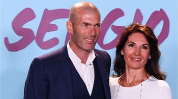 Zidane et sa femme souriants lors d'une apparition publique.