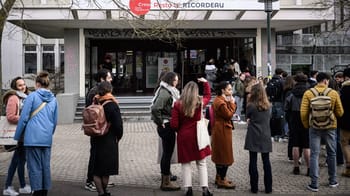 Groupe d'étudiants devant un bâtiment universitaire en France.