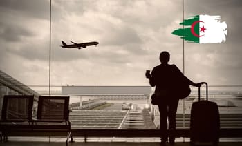 Passager avec valise regardant un avion en vol à l'aéroport.