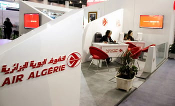 Espace d'accueil Air Algérie avec personnel et affichages.
