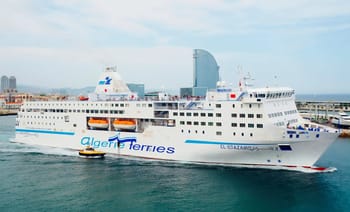 Ferry Algérie Ferries en mer avec la ville d'Alger en arrière-plan.