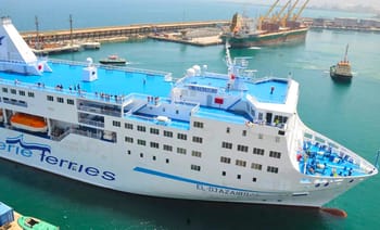 Ferry Algérie Ferries dans le port avec vue sur la mer.