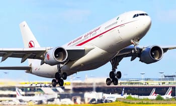 Avion Air France en vol, prêt à atterrir ou décoller vers l'Algérie.