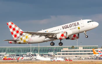 Avion Volotea en vol au départ de Nantes vers Salerne, Italie.