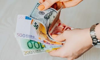 Main tenant des billets de banque en euros et dinars algériens.
