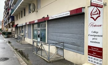 Collège musulman fermé avec volets roulants baissés en France.