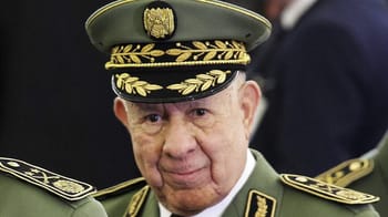 Général en uniforme militaire lors d'une cérémonie officielle.
