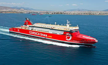 Ferry Corsica Linea naviguant en Méditerranée avec vue sur la côte.