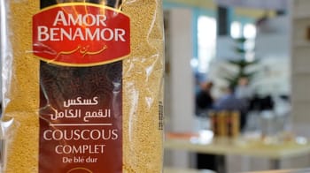 Sachet de couscous complet Amour Benamor avec logo rouge et doré.