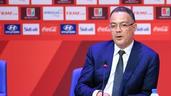 Fouzi Lekjaa en costume lors d'une conférence officielle.