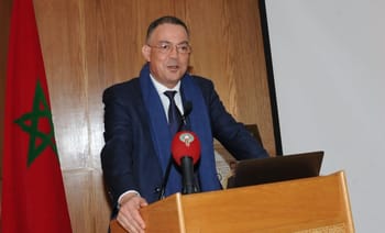 Homme politique marocain parlant lors d'une conférence officielle.