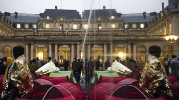 Fête populaire avec artistes et public devant l'Hôtel de Ville de Paris.