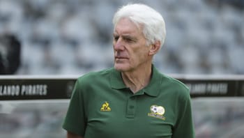 Hugo Broos, entraîneur, observant le terrain avec concentration.