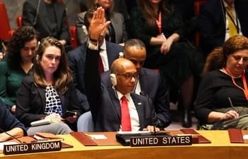 Représentant américain levant la main lors d'une réunion de l'ONU sur Gaza.