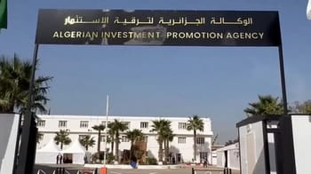 Entrée de l'agence algérienne de promotion des investissements avec panneau en arabe et anglais.