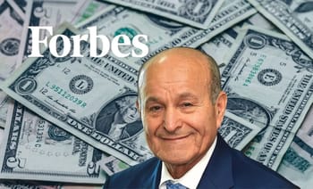 Portrait d'Issad Rebrab avec des billets de dollar en arrière-plan.