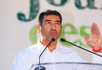 Karim Zéribi parle en public lors d'une conférence sur la diaspora.