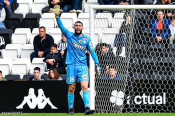 Anthony Mandrea, gardien de but, saluant le public lors d'un match de football.