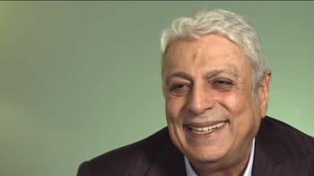 Enrico Macias souriant lors d'une interview vidéo.