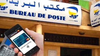 Utilisation d'un smartphone pour accéder à un service postal en Algérie.
