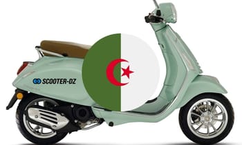 Scooter Piaggio avec drapeau algérien en fond.