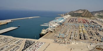 Vue aérienne d'un port avec containers et navires au Maroc.