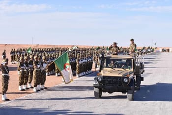 Soldats algériens en formation lors d'un défilé militaire.