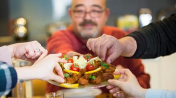 Partage de plats traditionnels du Ramadan entre amis et famille.