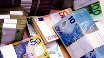 Fonds de billets en euros empilés, symboles financiers.