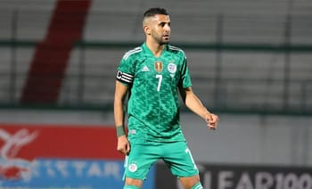Riyad Mahrez portant le maillot de l'équipe nationale algérienne.