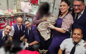 Équipage de Royal Air Maroc aidant une passagère en plein vol.