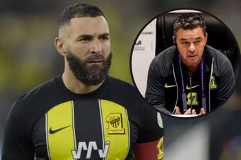 Karim Benzema en maillot de football avec Marcelo Gallardo en interview.