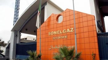 Entrée de l'entreprise Sonelgaz en Algérie avec logo orange.