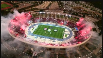 Feux d'artifice et fumée autour du Stade 5 Juillet en Algérie.