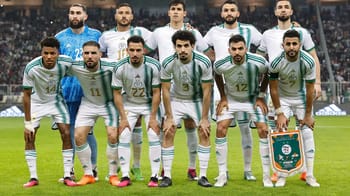 L'équipe d'Algérie en tenue officielle lors d'un match.