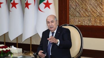 Le président algérien lors d'une réunion à l'ONU avec drapeaux algériens en arrière-plan.