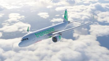 Avion Transavia en vol, ciel nuageux, expansion des bases à l'étranger.