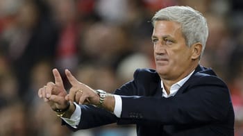 Vladimir Petkovic, entraîneur, en train de donner des instructions sur le terrain.