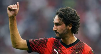 Yacine Adli portant le maillot de l'équipe de France.
