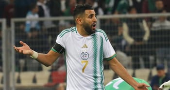 Riyad Mahrez en action sur le terrain avec un maillot algérien.