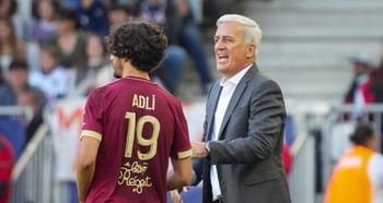 Vladimir Petkovic parle à Yacine Adli lors d'un match de football.