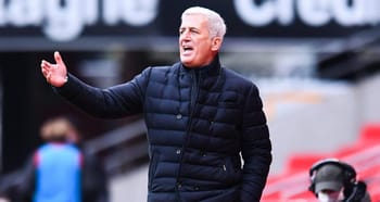 Vladimir Petkovic, entraîneur, donnant des instructions sur le terrain.